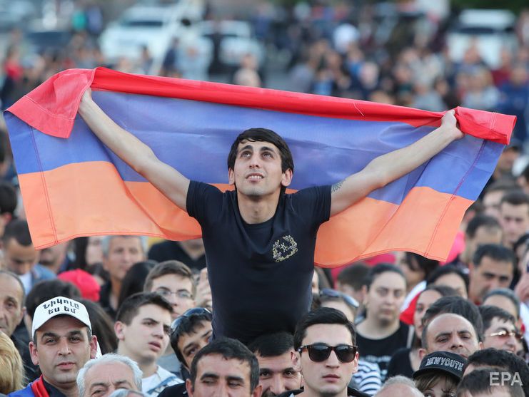 В Армении демонстранты перекрывают дороги, Пашинян призвал к вечеру разблокировать их