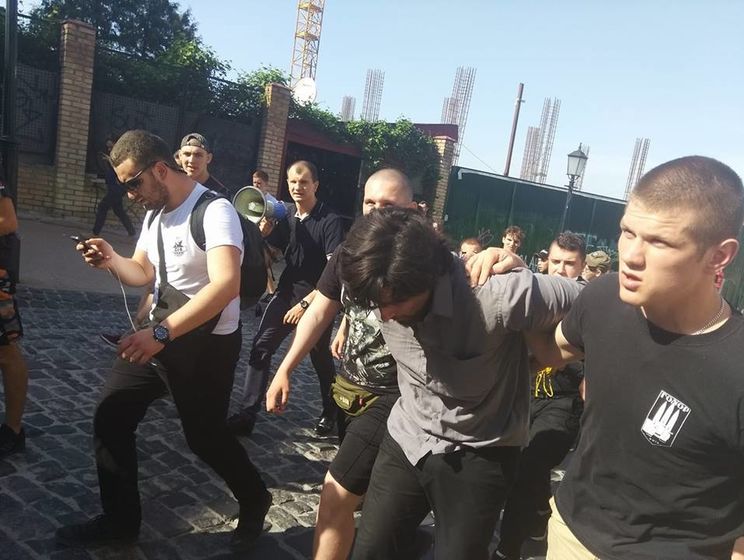 Націоналісти із С14 у Києві затримали бразильського бойовика Лусваргі та привели його до СБУ