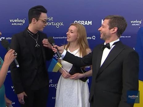 Melovin (слева) общался с журналистами разных стран