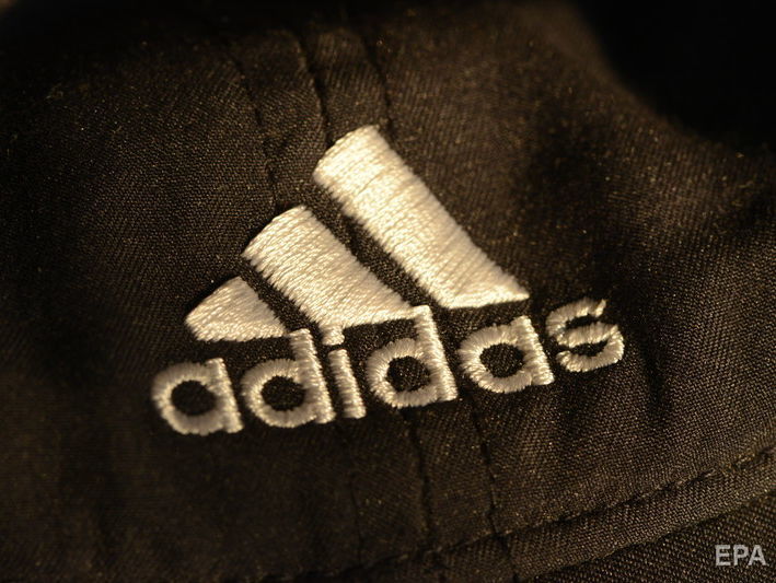Компания Adidas удалила со своего сайта фото одежды с советской символикой 