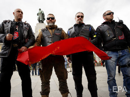 В Праге байкер из "Ночных волков" напал на женщину, которая держала украинский флаг