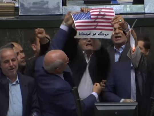 В парламенте Ирана сожгли флаг США после решения Трампа выйти из ядерной сделки. Видео