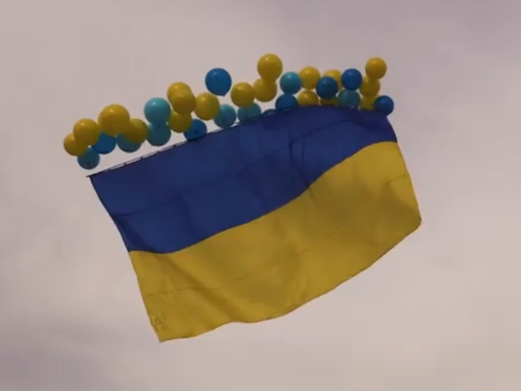 В сторону оккупированной Горловки запустили 10-метровый флаг Украины. Видео