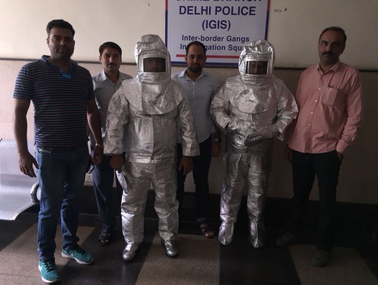В Индии арестовали мошенников, которые в "антирадиационных" костюмах из фольги "создавали" оборудование для NASA
