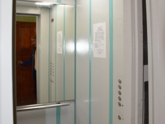 В одному з пологових будинків Одеси заступник головного лікаря помер після падіння в шахту ліфта