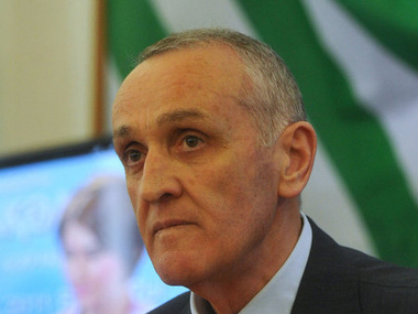Глава Абхазии отправил в отставку правительство после попытки штурма оппозицией администрации президента