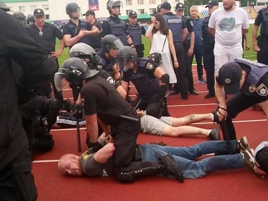 Среди задержанных на стадионе в Черкассах был ветеран "Азова", который 14 мая не пожал руку Порошенко