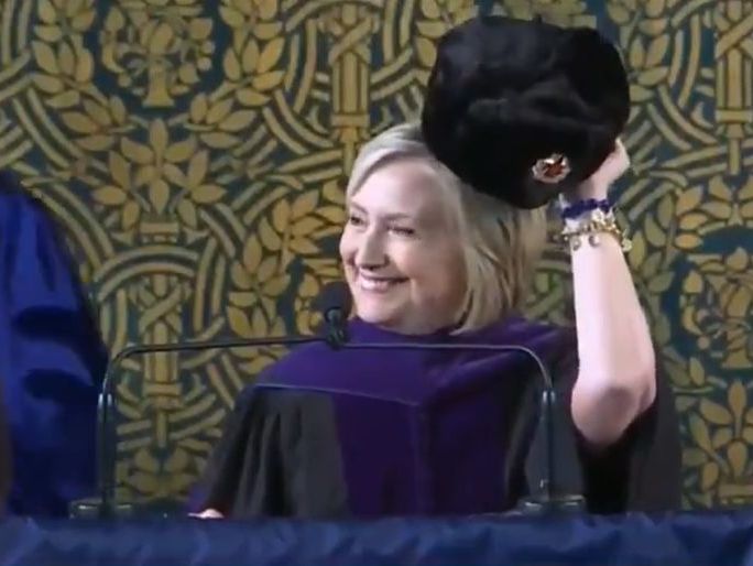 Клінтон прийшла на зустріч із випускниками Єльського університету з шапкою-вушанкою. Відео