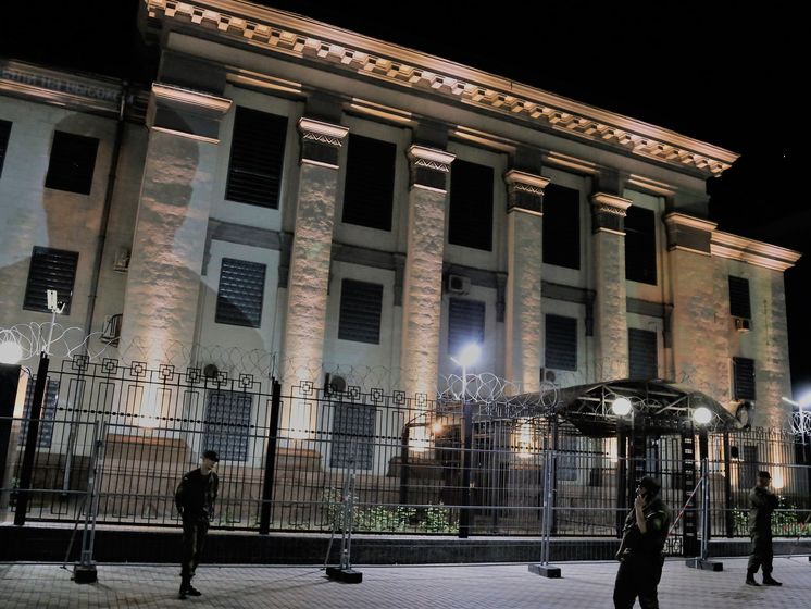 Free Sentsov Night: в Киеве посольство РФ подсветили языками пламени. Видео