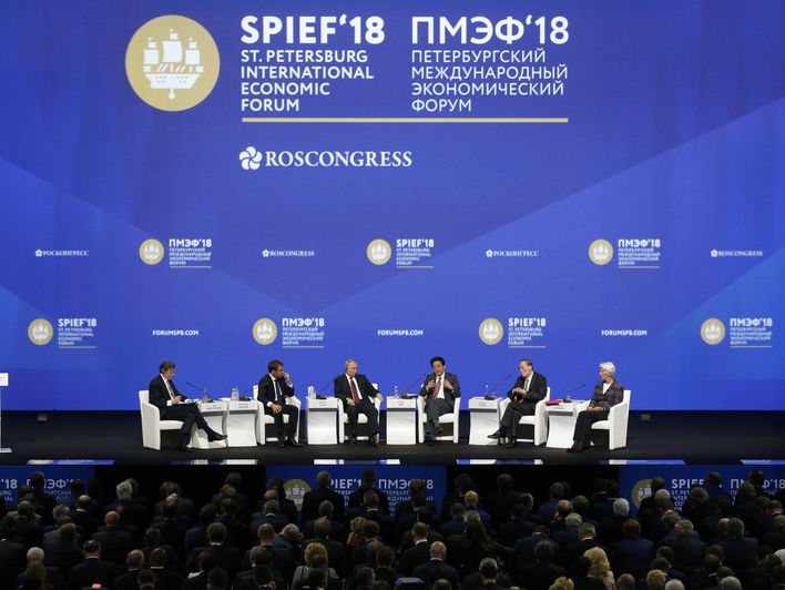 Учасники економічного форуму в Петербурзі майже п'ять хвилин стояли в очікуванні Путіна, Макрона, Лагард та інших спікерів. Відео