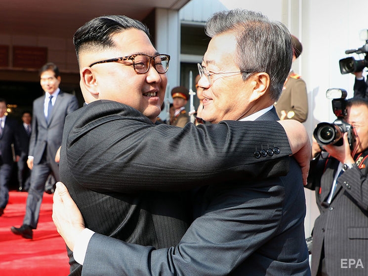 Ким Чен Ын и Мун Чжэ Ин встретились в демилитаризованной деревне Пханмунджом. Видео