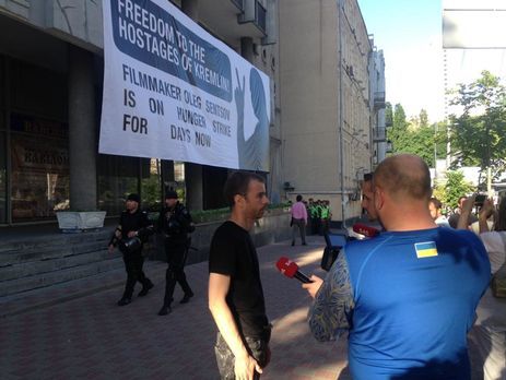 Баннер в поддержку Сенцова сняли с Дома кино в Киеве из-за отсутствия разрешения