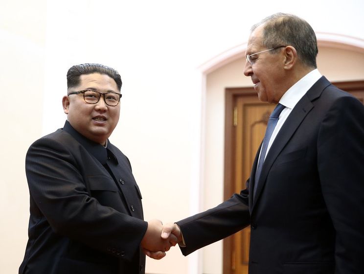 Лавров встретился с Ким Чен Ыном и передал ему "теплый привет" от Путина