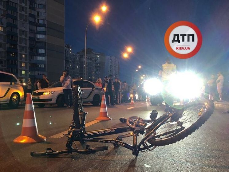 В Киеве автомобиль сбил ребенка на переходе. СМИ сообщили, что автомобиль – из кортежа президента, в АП эту информацию отрицают