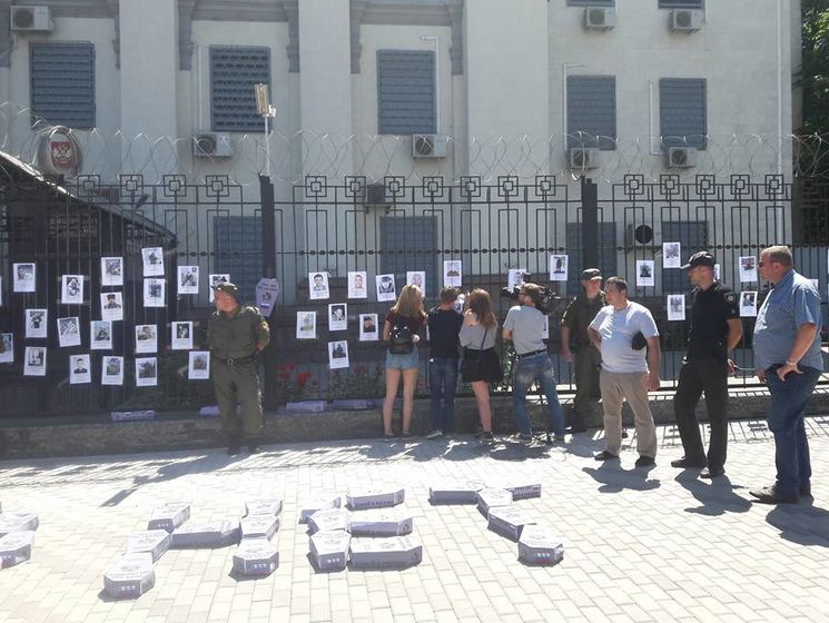 К стенам российского посольства в Киеве активисты принесли картонные гробы с надписью "Груз 200. ЧВК "Вагнера"