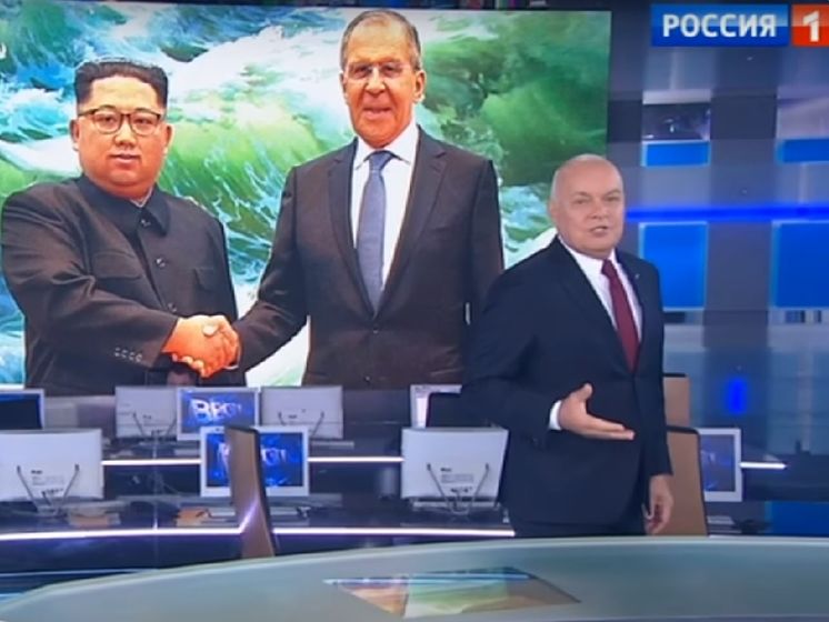 Российский пропагандист Дмитрий Киселев заявил, что улыбка Ким Чен Ына на снимке с Лавровым не нарисованная