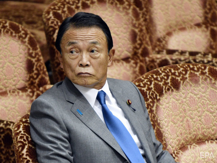 Министр финансов Японии вернет годовую зарплату из-за коррупционного скандала