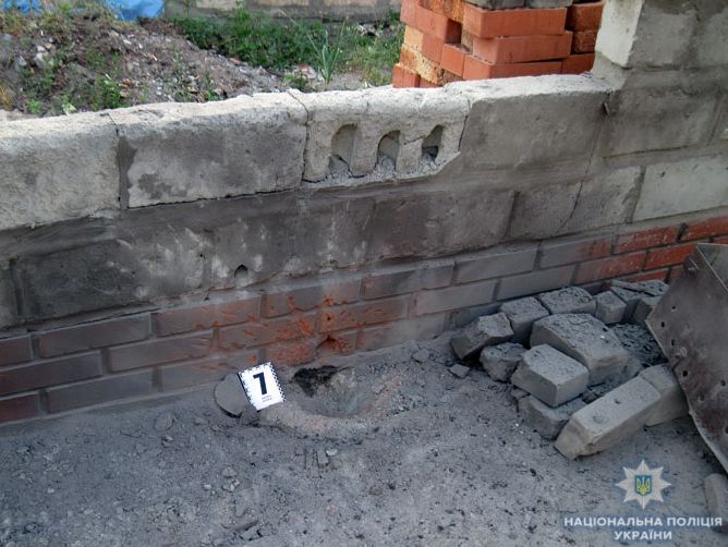 В жилой дом в Донецкой области ночью бросили три гранаты – полиция