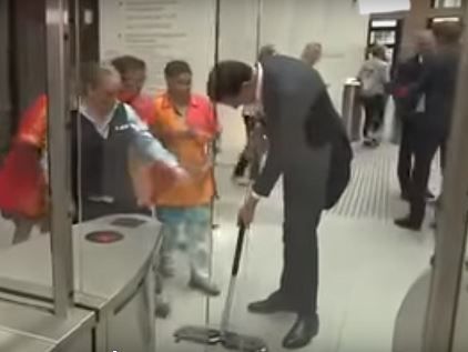 Прем'єр Нідерландів розлив каву в парламенті і сам вимив підлогу. Відео