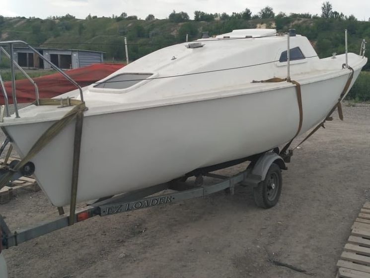Українські прикордонники забрали вітрильну яхту, яку везли з окупованого Донецька в Маріуполь