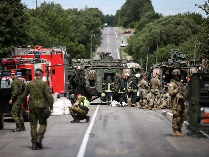 ﻿У Литві зіткнулося чотири американські бронетранспортери, 13 військових постраждали