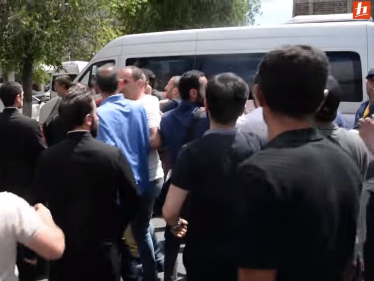 У﻿ Єревані у дворі церкви побилися прихильники і противники Католикоса всіх вірмен Гарегіна II