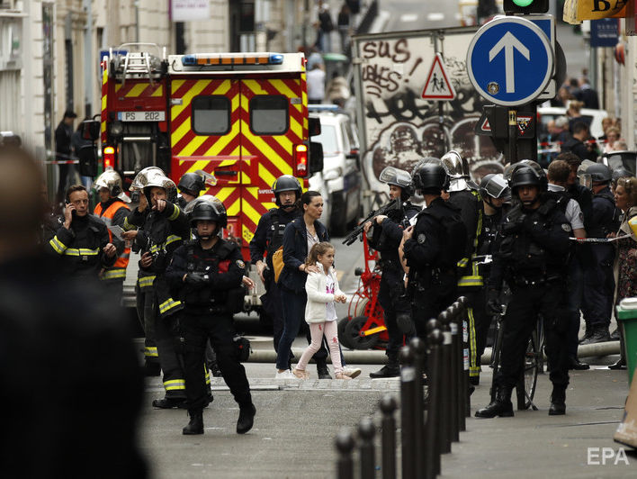 В Париже мужчина захватил заложников
