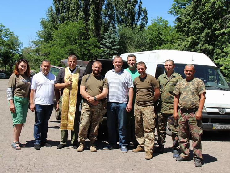 ﻿Львівські волонтери показали військовим на Донбасі фотовиставку "Якби не війна" і фільм "Кіборги"