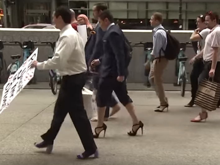 В Чикаго 20 адвокатов прошлись по улицам в женской обуви, чтобы привлечь внимание к проблеме сексуального насилия. Видео