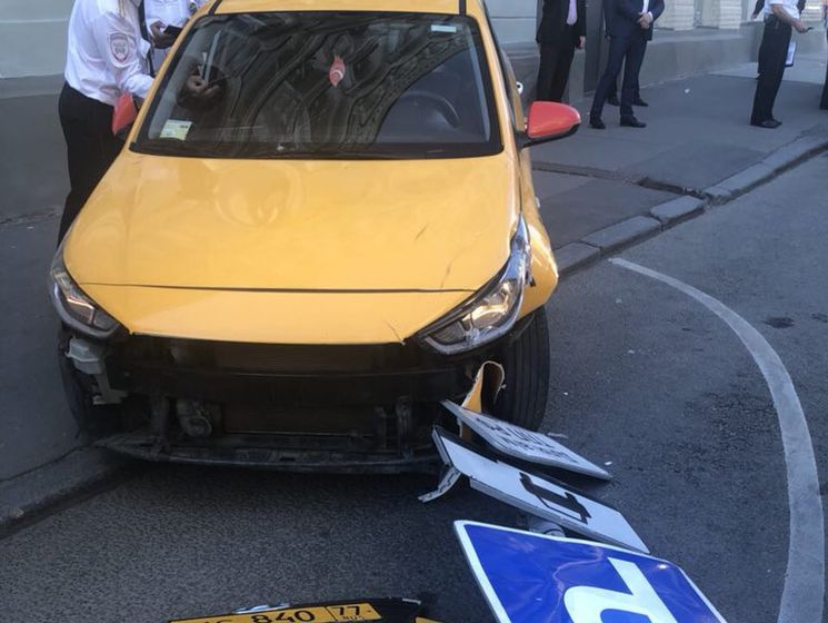 При наезде такси на людей в Москве пострадал украинец – СМИ