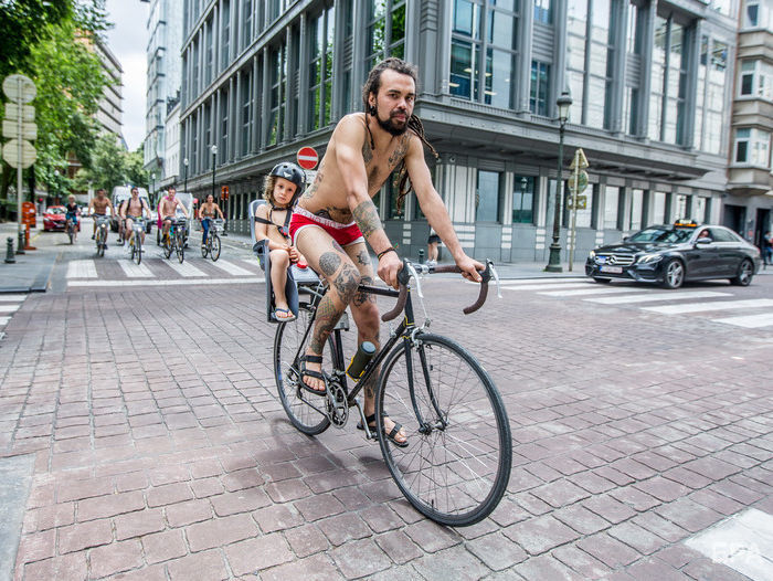 ﻿У Брюсселі приблизно 300 оголених велосипедистів вийшли на акцію на захист навколишнього середовища