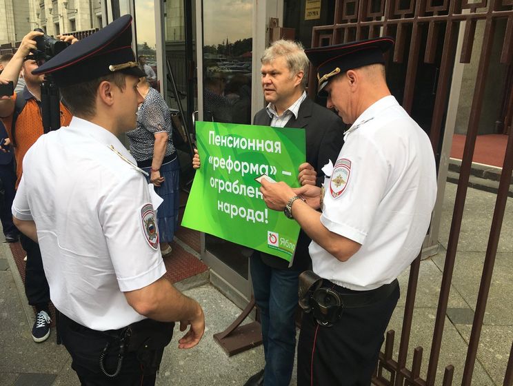В Москве задержали российского политика Митрохина на пикете против повышения пенсионного возраста