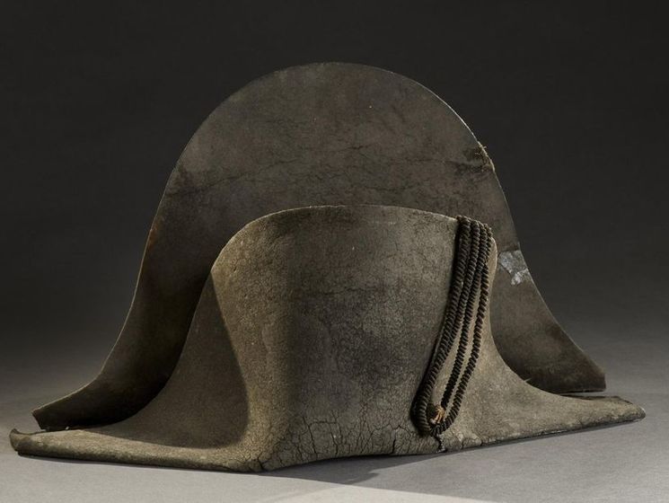 На аукционе во Франции за $405 тыс. продали шляпу, якобы принадлежавшую Наполеону