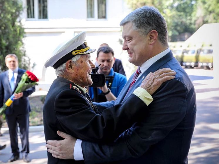 Порошенко наградил 100-летнего ветерана Второй мировой войны Залужного орденом "За мужество"
