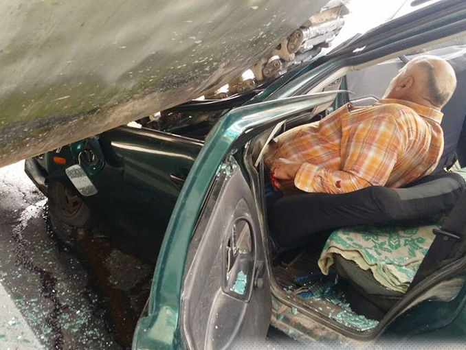 В Беларуси БМП раздавила легковой автомобиль, едва не убив водителя. Видео