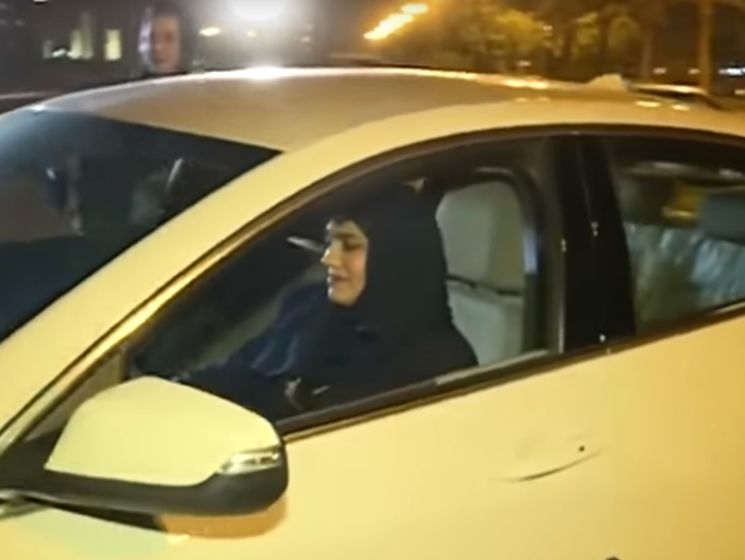 Женщины в Саудовской Аравии впервые сели за руль. Видео