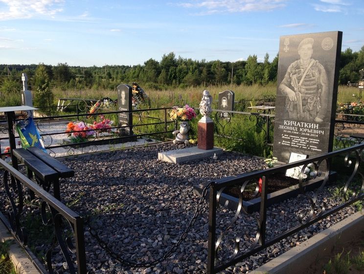 ﻿На могилах загиблих в Україні псковських десантників встановили пам'ятники з військовою символікою