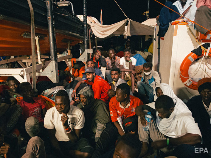 ﻿Іспанія відмовилася приймати судно Lifeline із 234 мігрантами