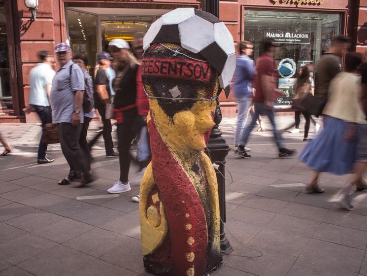 В центре Москвы в поддержку Сенцова установили "кубок" чемпионата мира с колючей проволокой