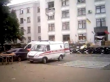 Террористы у Луганской облгосадминистрации случайно выстрелили зенитной ракетой по зданию. Есть сообщения о жертвах