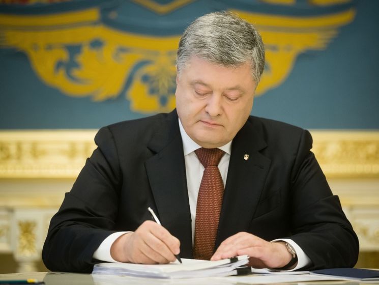 Порошенко подписал закон, который позволит без пошлин ввозить в Украину материалы для бронежилетов и шлемов