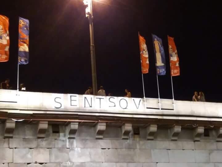 На мосту напротив Кремля появилась надпись Sentsov. Видео