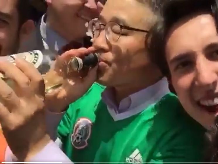 Посол Южной Кореи выпил с мексиканскими фанами текилы за поражение сборной Германии