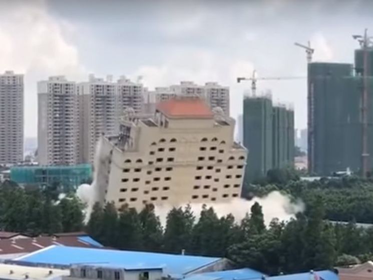 ﻿У Китаї за 10 секунд зруйнували елітний готель. Відео