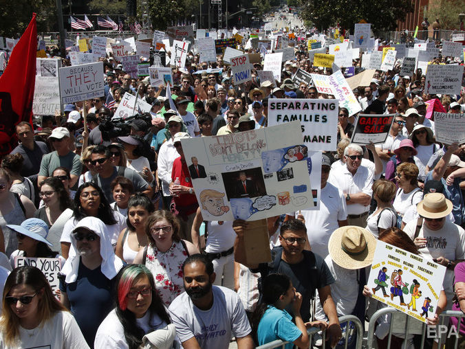 В США прошли многотысячные митинги против иммиграционной политики Трампа
