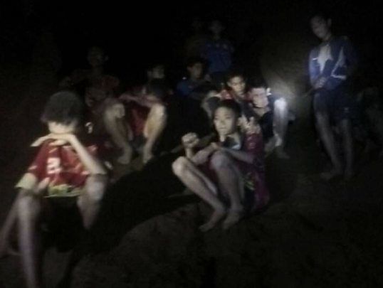 ﻿У Таїланді дитяча футбольна команда 10 днів провела в печерах, заблукавши на екскурсії. Відео