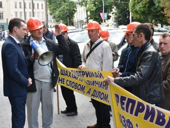 ﻿У Львівській області шахтарі перекрили міжнародну трасу з вимогою виплатити заборгованість із зарплати