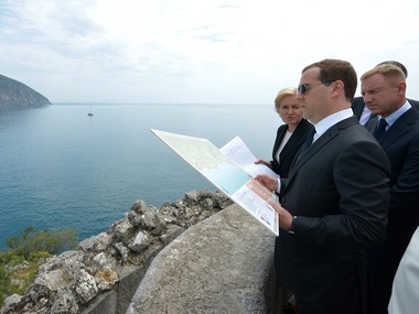 Медведев поручил проверить ситуацию с паромами в Крым