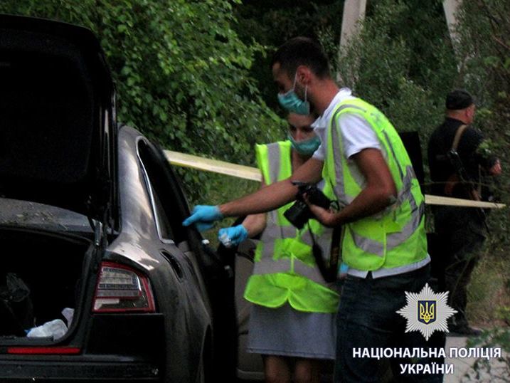 Покушение на бизнесмена в Харькове. Недалеко от места взрыва автомобиля полиция обнаружила гранату Ф-1 и провода