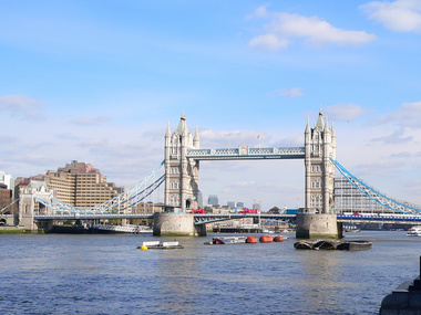 В Лондоне экскурсионный теплоход врезался в Тауэрский мост